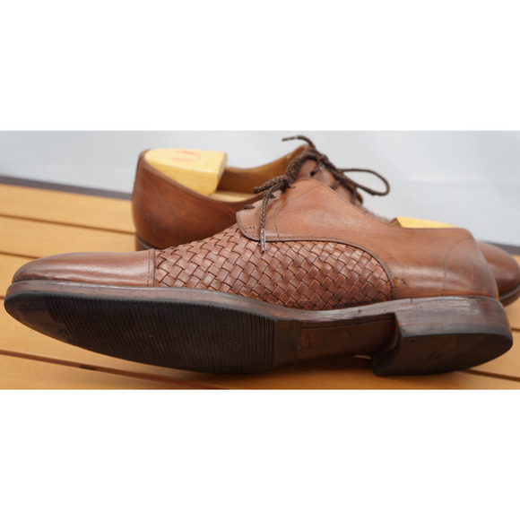 Taft. Brown leather oxford dress shoes with woven detail. Made in Spain. Size 9